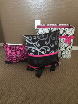 Excellent condition two throw pillows/Storage box