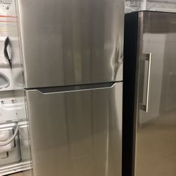 Insignia 18 cu.ft. Top Freezer Refrigerator 