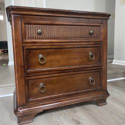 Vintage Solid Wood Dresser – Cherry Finish, 3 Drawer