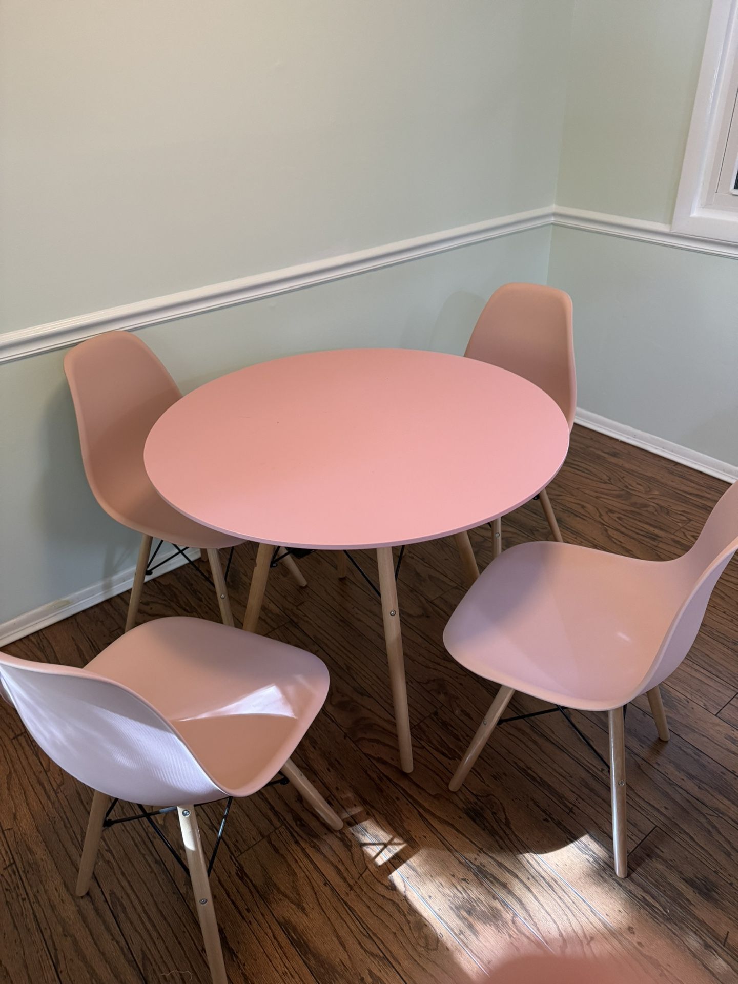 small table and chairs - like new!