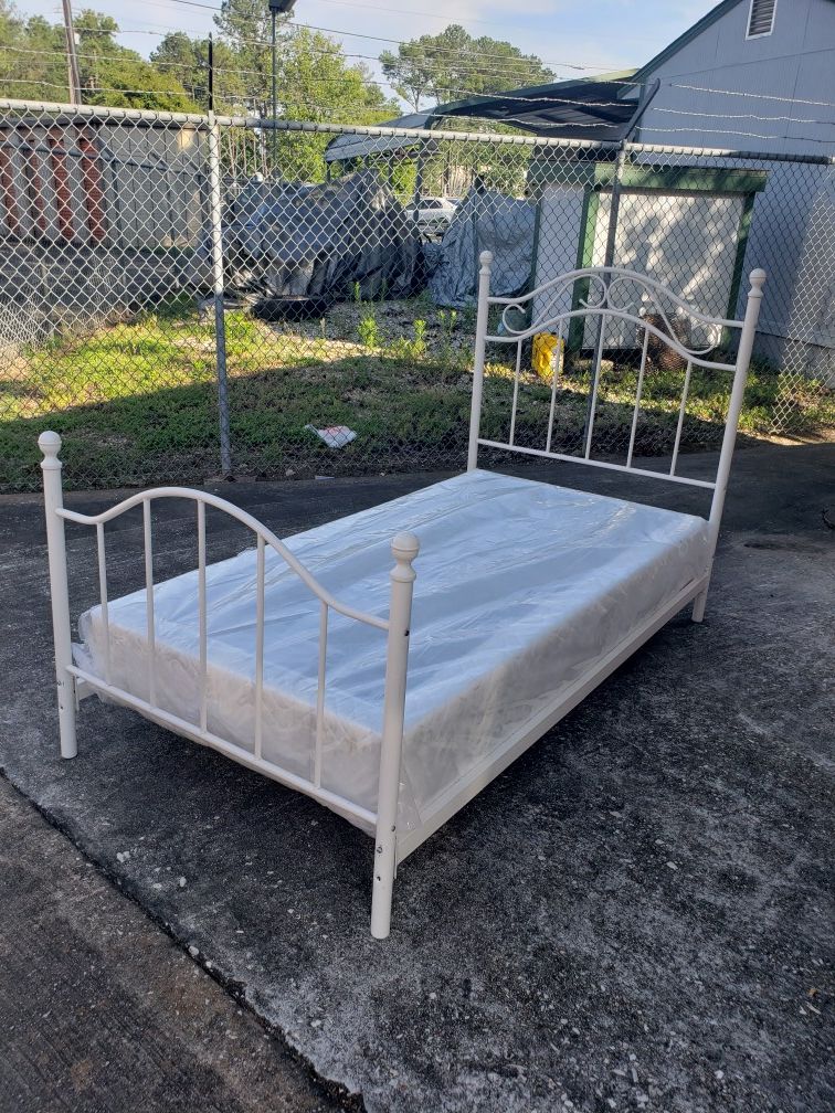 WHITE TWIN BED FRAME & BOX SPRING for Sale in Houston, TX OfferUp
