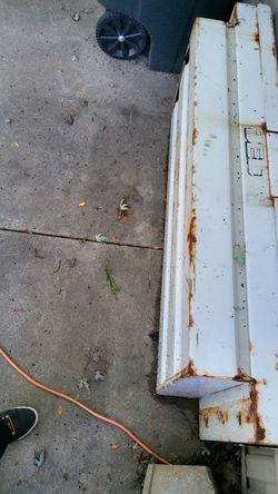 3ft. Metal utility tool box.. No 🔑