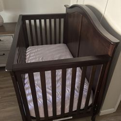 4 -in-1 Convertible Crib ( Child Craft)