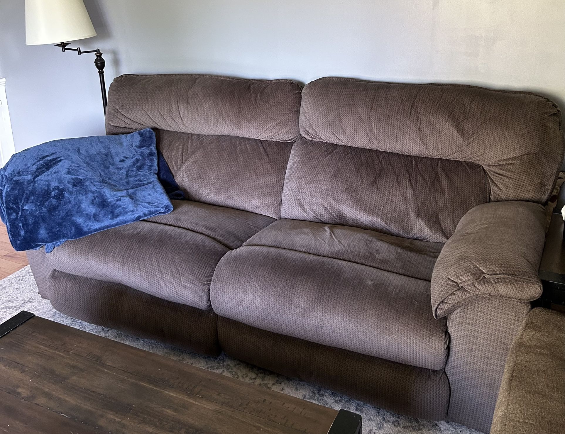 Couch - Electric recliner
