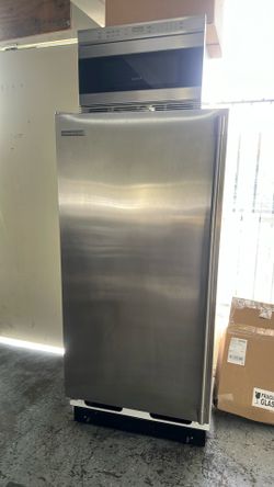 ELECTROLUX UPRIGHT FREEZER WITH INTERNAL ICE MAKER IN STAINLESS STEEL 