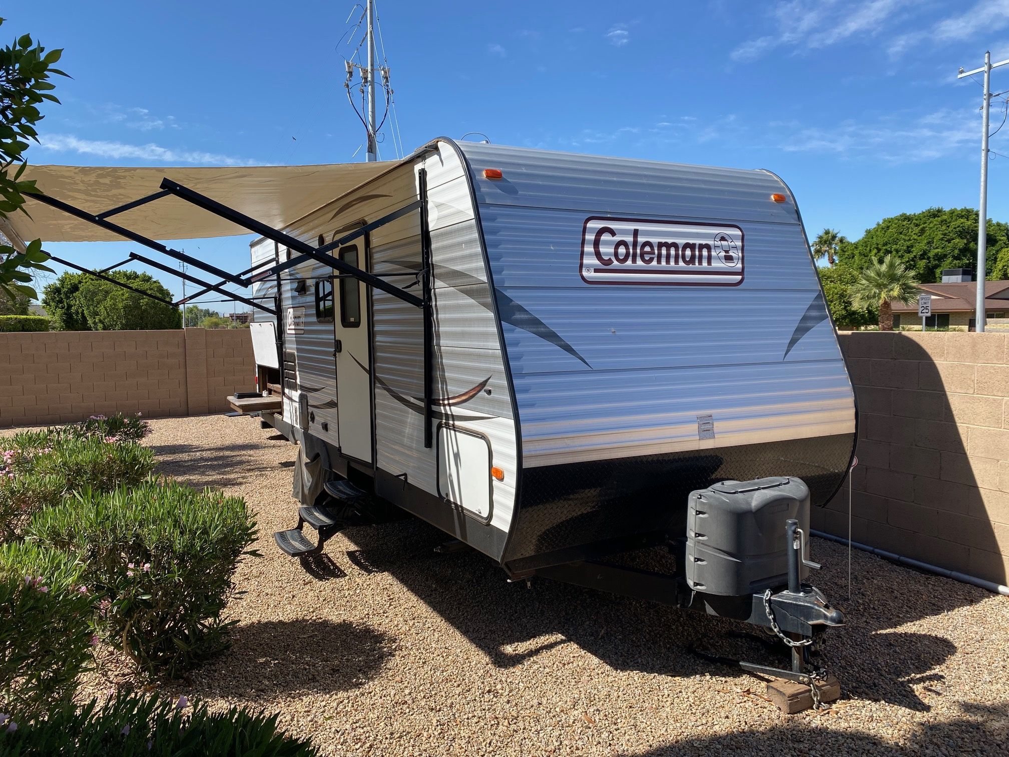 2017 Coleman Lantern 225QB