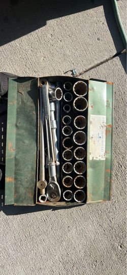 SAE Socket Set with Ratchet in Metal Case