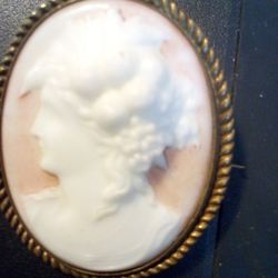 Vintage Cameo Brooch