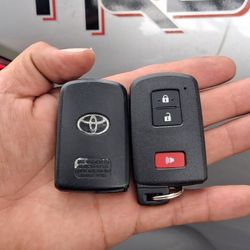 Car Keys And Remotes  / Llaves De Carro Y Controlles 