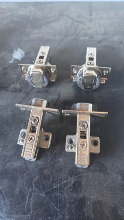 Soft closing cabinet hinges