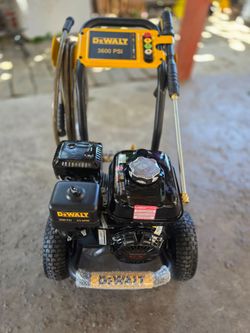 DEWALT 3600 PSI 2.5 GPM Gas Pressure Washer, Honda GX200 Engine