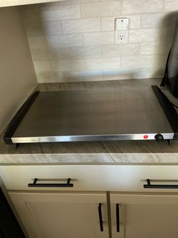 COOKS ESSENTIAL ELECTRIC HOT PLATE. 3 HEAT SETTINGS, WORKS GREAT, GOOD FOR PARTIES, BUY $20.00
