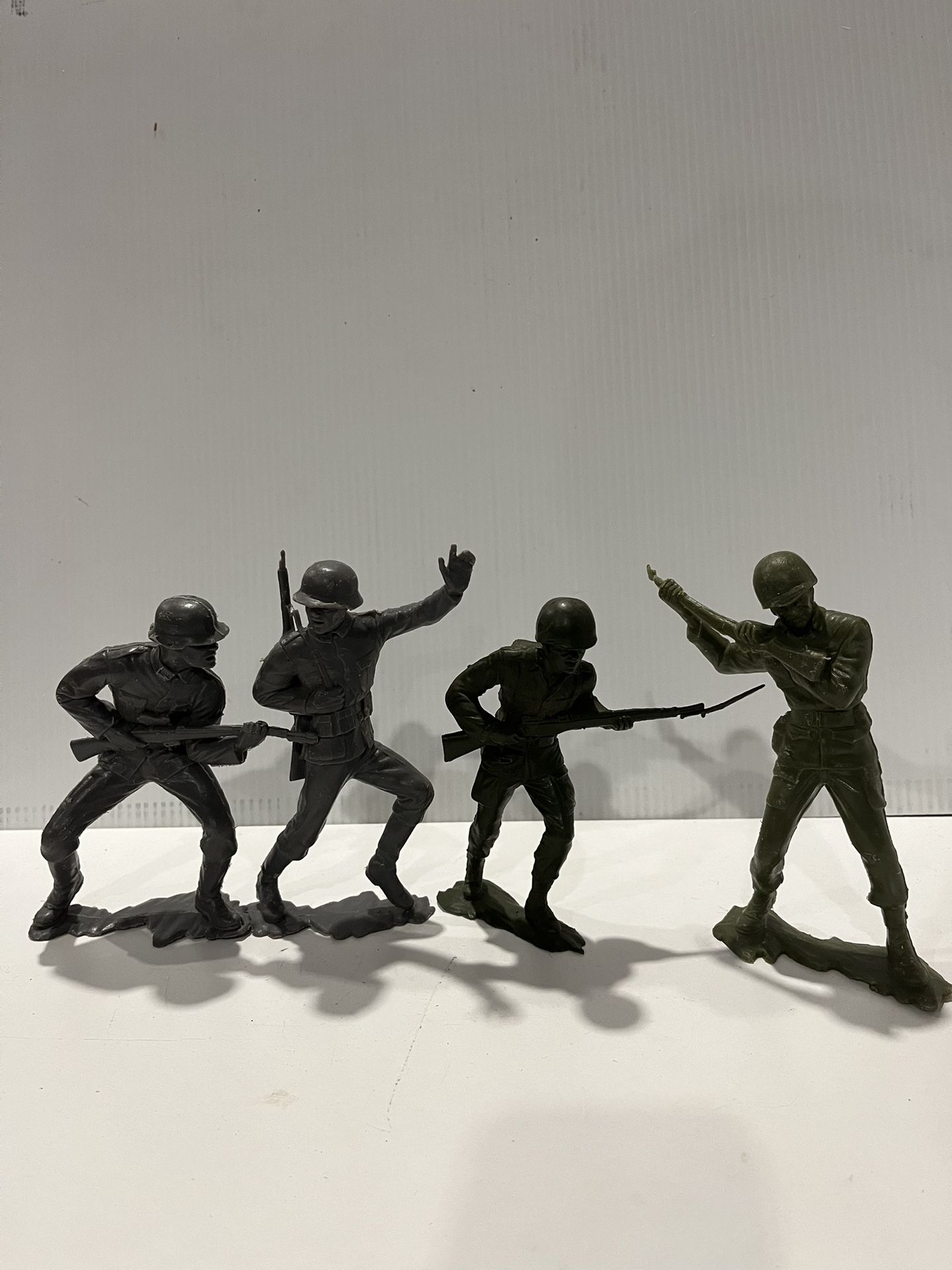 4 Vintage Marx Plastic Toy Soldiers