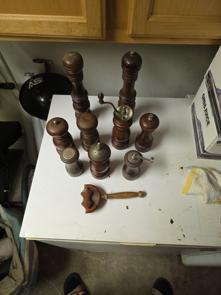 Wooden Salt And Pepper Shackers/Grinders