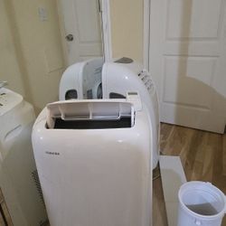 Portable air conditioner by Toshiba model RAC-PD0812CRRU. 8000 BTU in excellent working condition