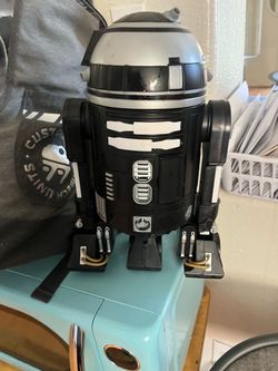 Black droid with backpack and chip