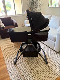 Nuna Mixx Bassinet with stand