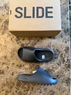 Yeezy slides (comes with box)