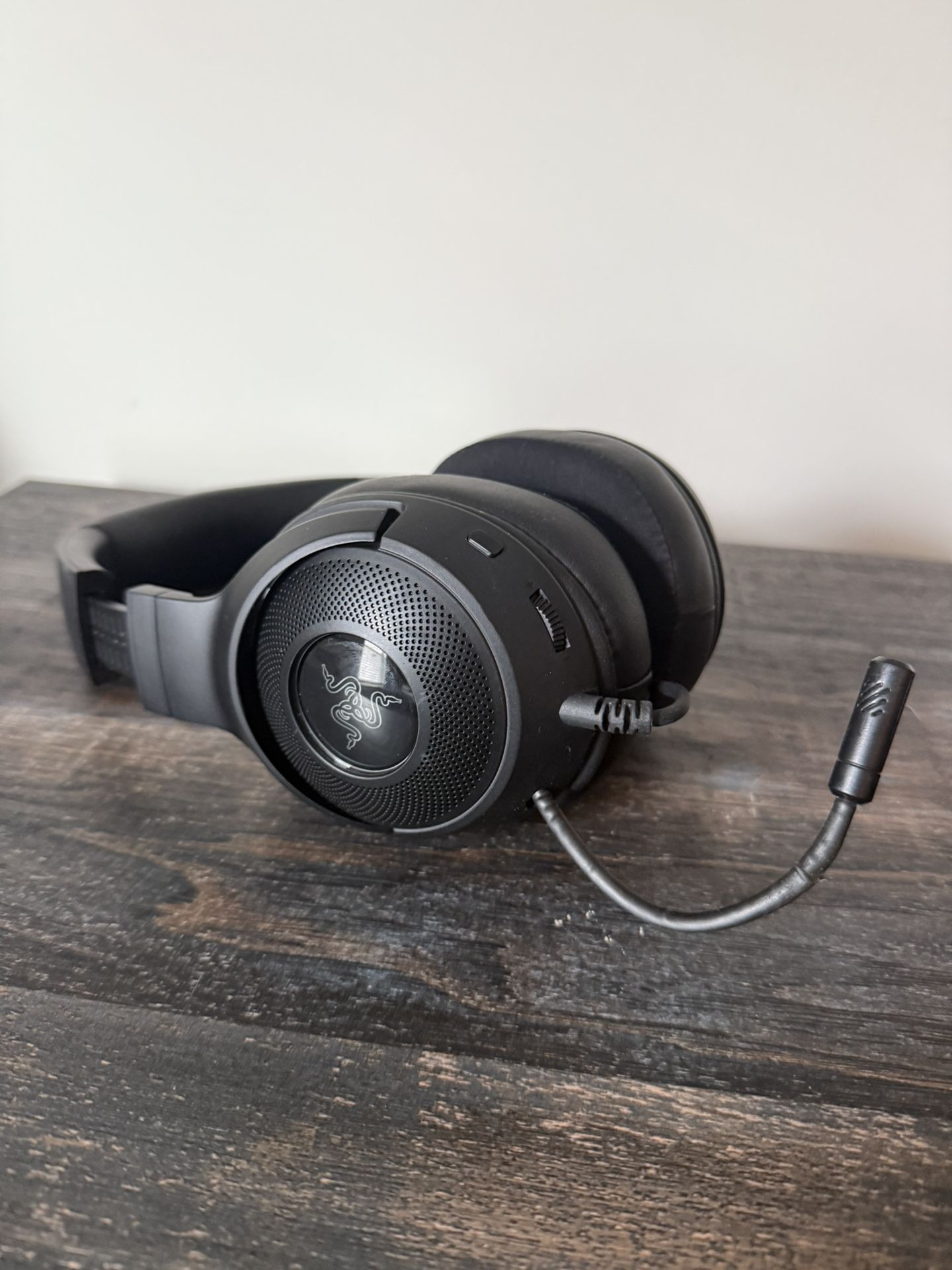 Razer Kraken V3 X Wired USB Gaming Headset: Lightweight Build - Triforce 40mm Drivers - HyperClear C