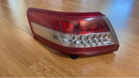 2010-2011 Toyota Camry Driver Side Outer Tail Light / Taillight Assembly - Good Condition - US Auto