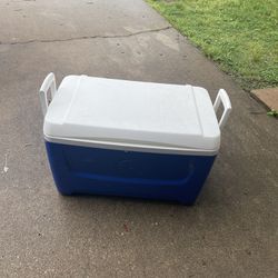 Blue Igloo Ice Chest Cooler. Med Size