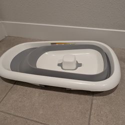 Oxo Tot Splash and Store bathtub