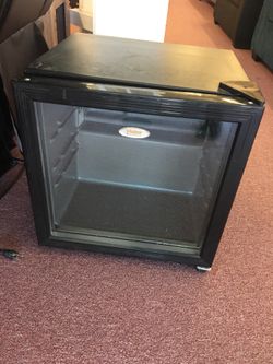 Mini fridge make reasonable offer and it’s yours!