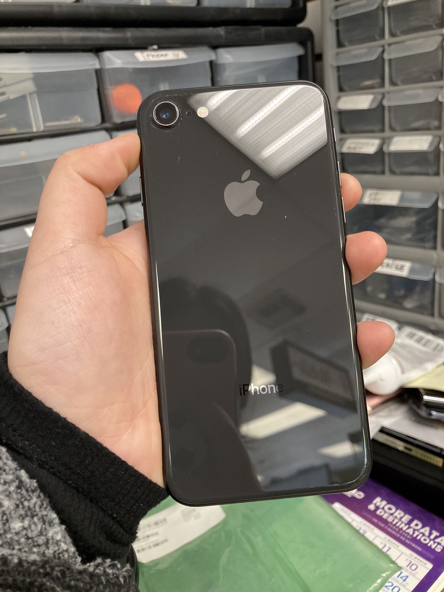 Factory Unlocked Iphone 8 64 gb comes with store warranty