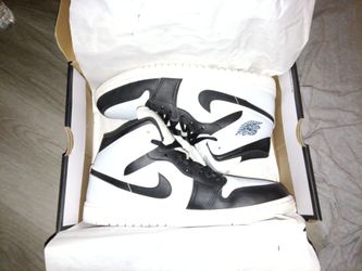 Air Jordan 1 mid black and white