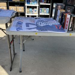 Hugh Giant Bobbleheads and Autographed sale bobbleheads, Autographs Bobbleheads and baseballs today and tomorrow from 10am to 5pm