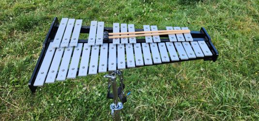 LUDWIG XYLOPHONE MALLET PERCUSSION 32 KEYS AND PRACTICE PAD WITH STAND AND CASE