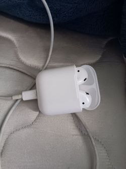 Apple AirPods working perfectly come with charging cable