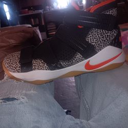 Nike Lebon
