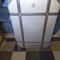 1 SUITCASE PAIF $125 ASKONG $35