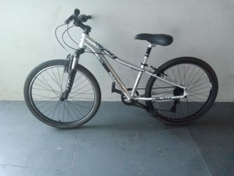 BICYCLE CANNONDALE 6 SPEED SIZE 24 BRAND NEW