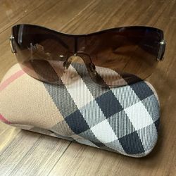 Burberry Sunglasses Like New !! Located In Pacoima 91331