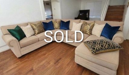 Large Bassett Brand Sectional in excellent condition!