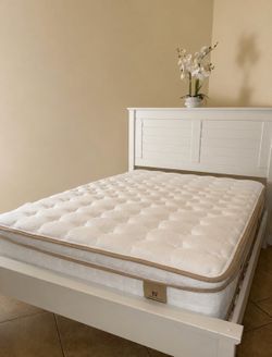 Full Size Bed Set – Excellent Condition