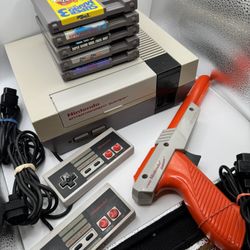 Nintendo NES Console W/Games & Zapper
