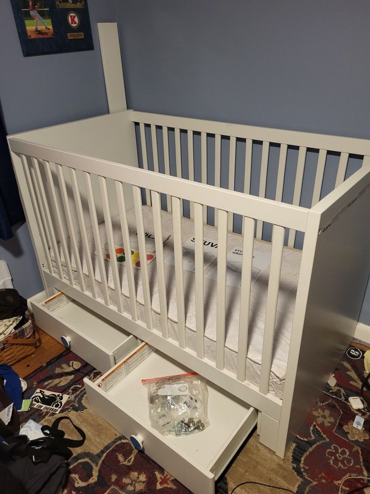 Crib / bed with drawers
