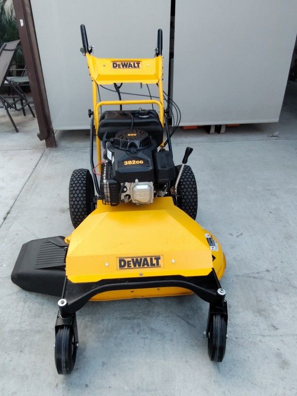DeWalt DW33 33 IN 382 CC Gas Gear-Drive Wide-Area Walk-Behind Zero-Turn Mower
