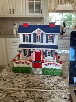 Avon Gifted Collection Patriotic Fiber Optic Lighted House – America! – 10” x 10