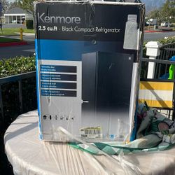 2.5 Cu.ft Black Compact Fridge 