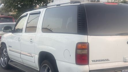 2003  white gmc Yukon  xl