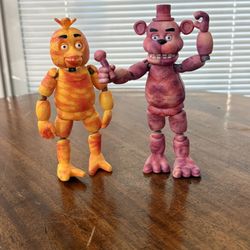 (2) figures Five Nights At Freddys - Tie Dye FREDDY And CHICA. 