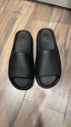 Yeezy slides black