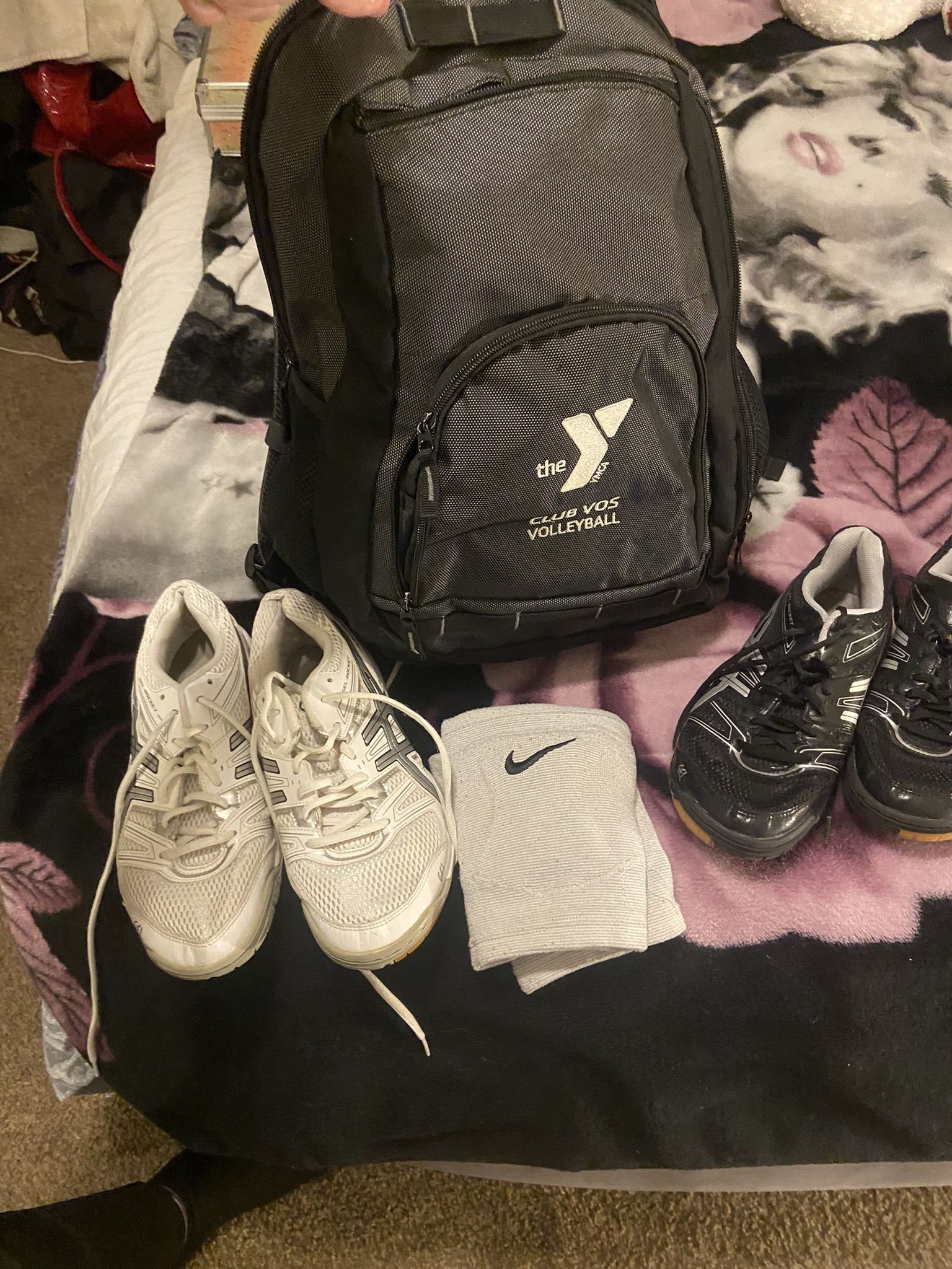 Women Volleyball backpack, 2 Court Shoes , Knee Pads