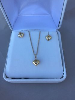 14k Gold heart pendant / 19in chain and matching stud earrings
