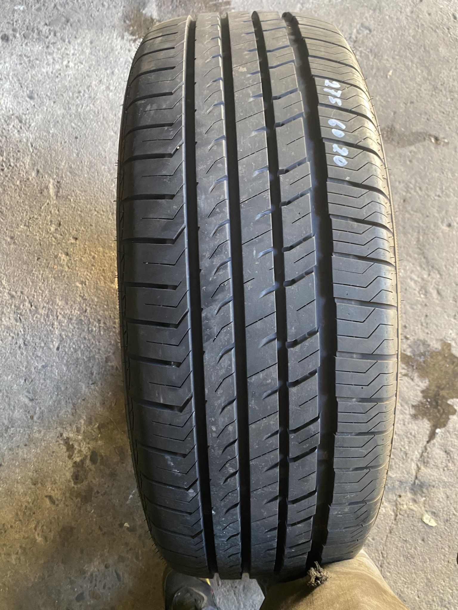 One Tire 275 60 20 Like New
