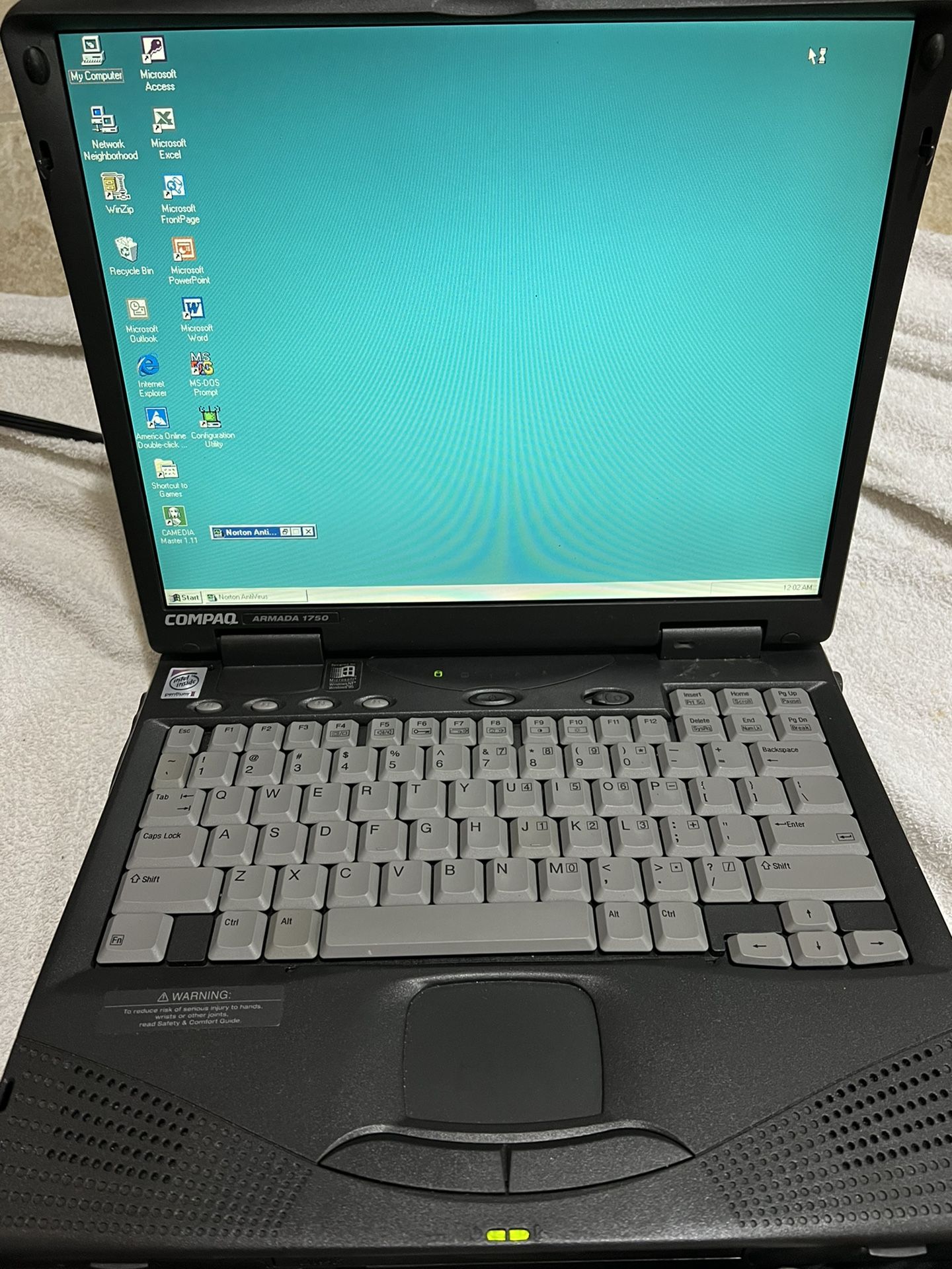 Vintage Laptop Compter Compaq Armada 1750 Windows 98